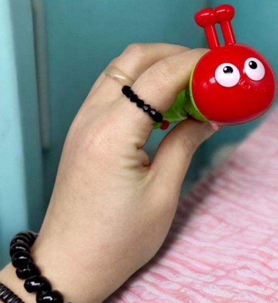 Іграшка заводна "Гусениця" (15 см) салатова