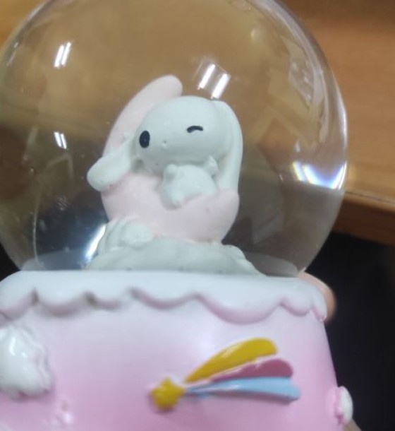 Уцінка. Нічник-снігова куля аніме "Sanrio - Cinnamoroll" 9 см, зайчик на місяці Тріщина