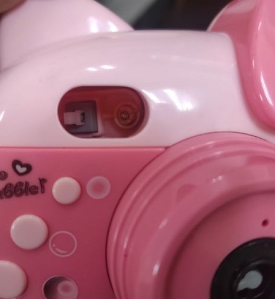 Уцінка. Генератор мильних бульбашок "Камера аніме Hello Kitty" (рожевий) Не фіксується кнопка та пошкоджена упаковка