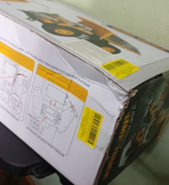 Уцінка. Спецтехніка на радіокеруванні “Самоскид”, металопластик, підсвічування, акум. 3.7V, USB-кабель, пульт 2.4 GHz, масштаб 1:18 - Помята упаковка