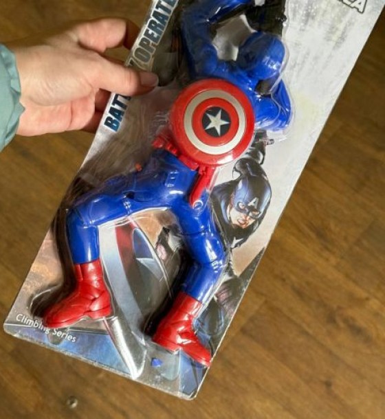 Уцінка. Герої "MARVEL" музичні повзаючі (КАПІТАН АМЕРИКА) - Тріщина в нозі