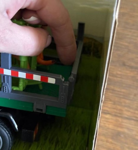 Уцінка. Трактор іграшковий (довжина з причепом 49 см, рухомі елементи, інерція, причіп, 2 фігурки тварин) в коробці - 53х16х22 см - Дефект причепа