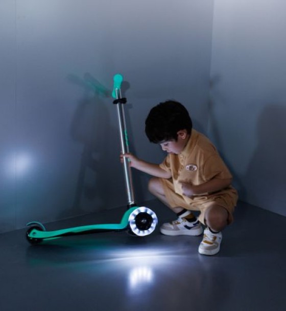 Самокат Micro серії Maxi Deluxe Glow LED – Желейний зелений